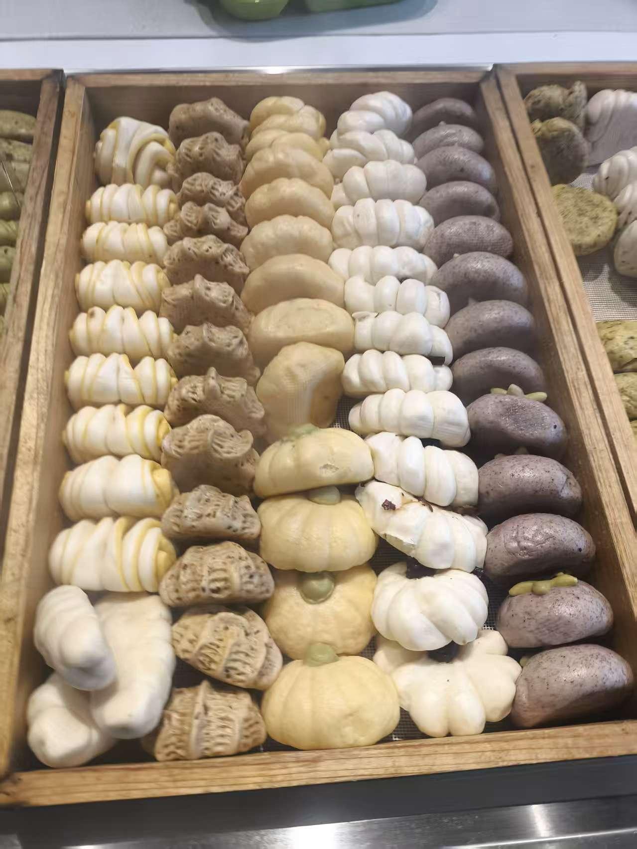 这是咱们龙山社区食堂今天的午餐（自助式），价格为～每人次15.90元，稀饭有～小