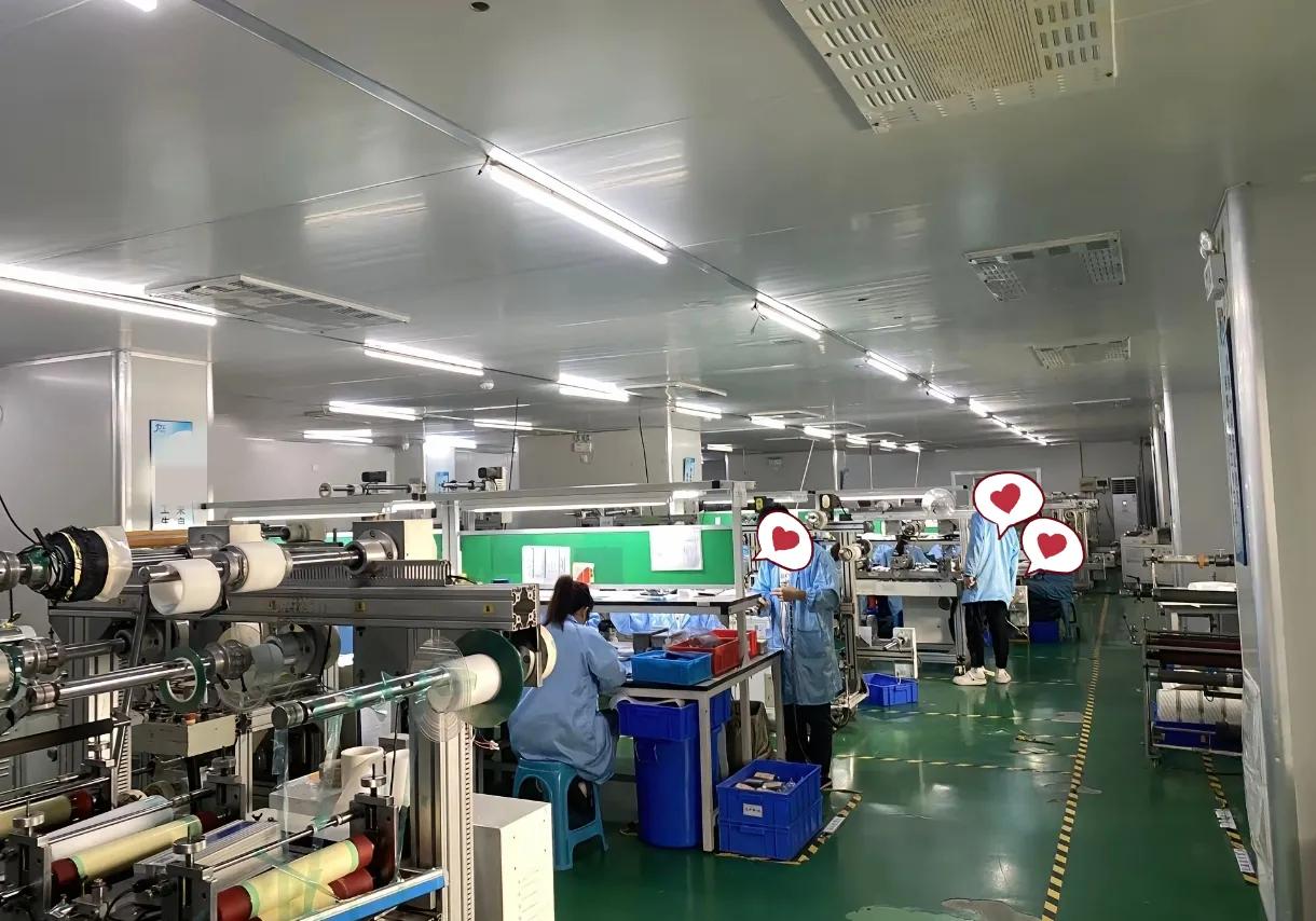 我们公司的老板把行政人事部经理换了个女经理，我发现这个女经理真厉害，我们生产车间