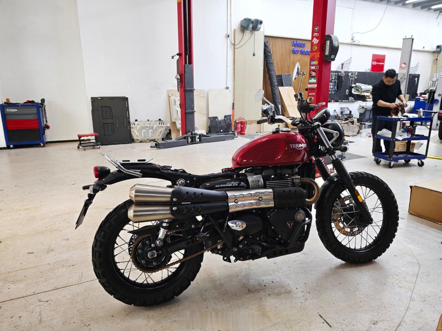 准备给小攀油箱改个色今天换个替换油箱怎么感觉这替换油箱比我要的成品还要好看 ​​