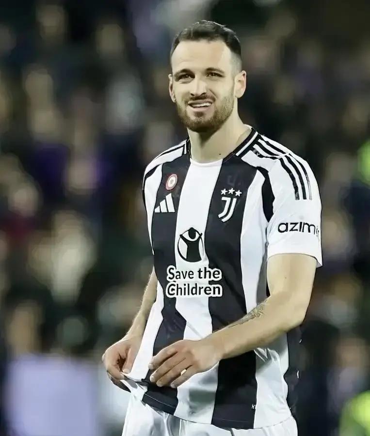 别信“非卖品”这三个字。
 
尤文一边给加蒂谈续约，一边把3000万欧元报价拍给