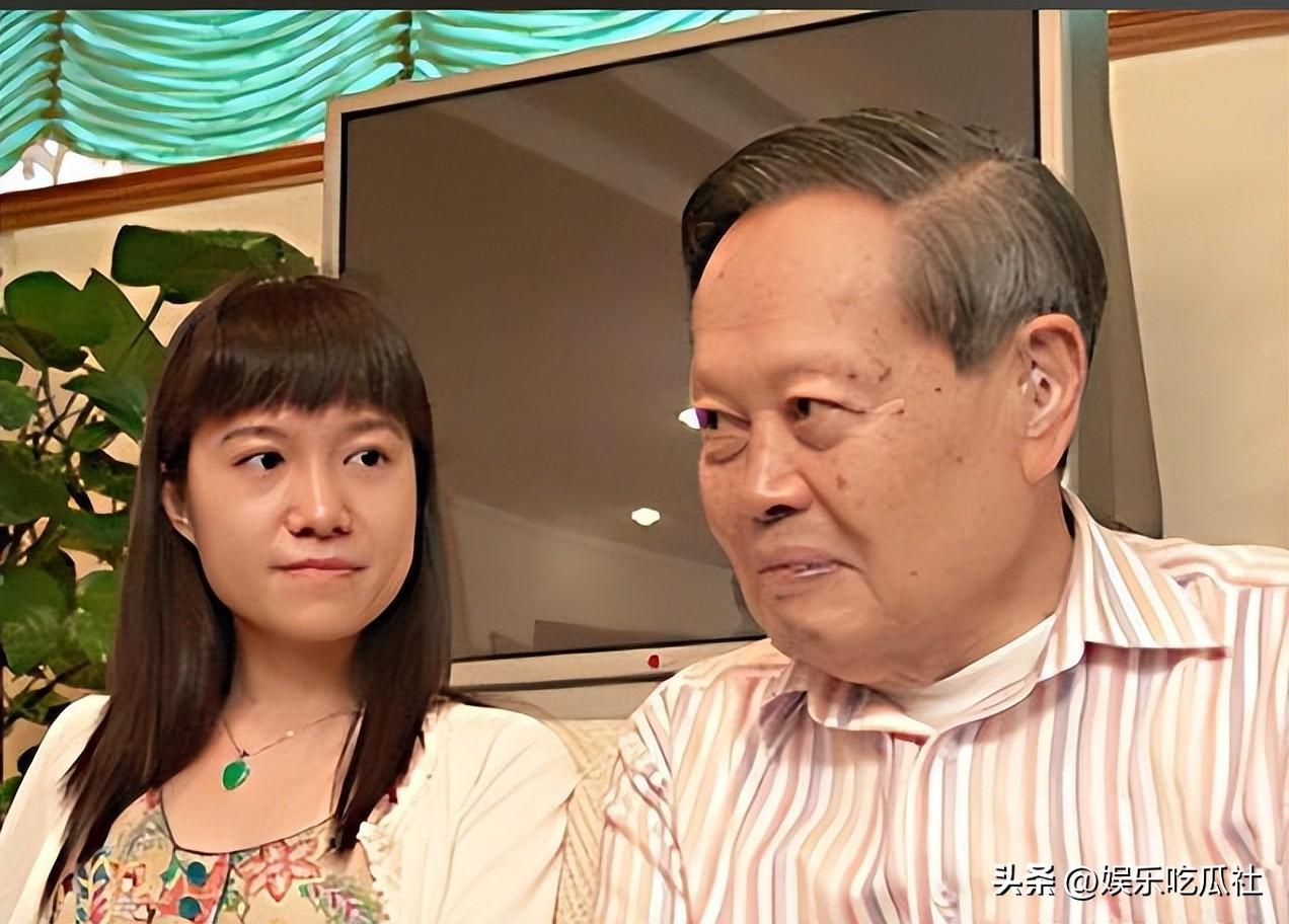 2大离谱谣言全网疯传，37箱行李被曲解，翁帆承受多年无端非议
 
一张机场推箱照