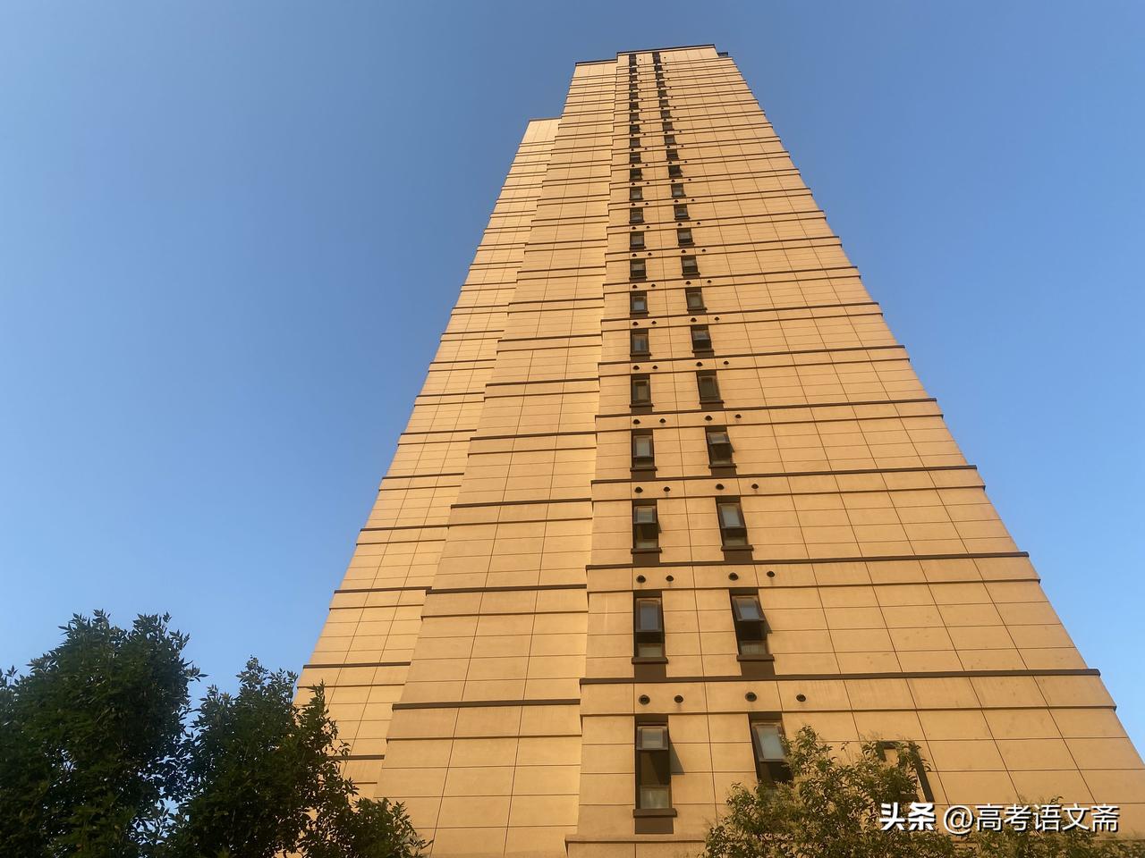 晒图笔记大赛城市天际线，仰望高楼，感受现代都市的繁华与壮丽。
