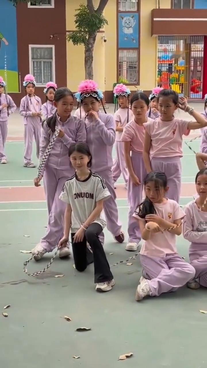 扭屁股都没有了，现在上来一个动作，是掉了一个，对吗？往后退，再来一遍，不要超过红