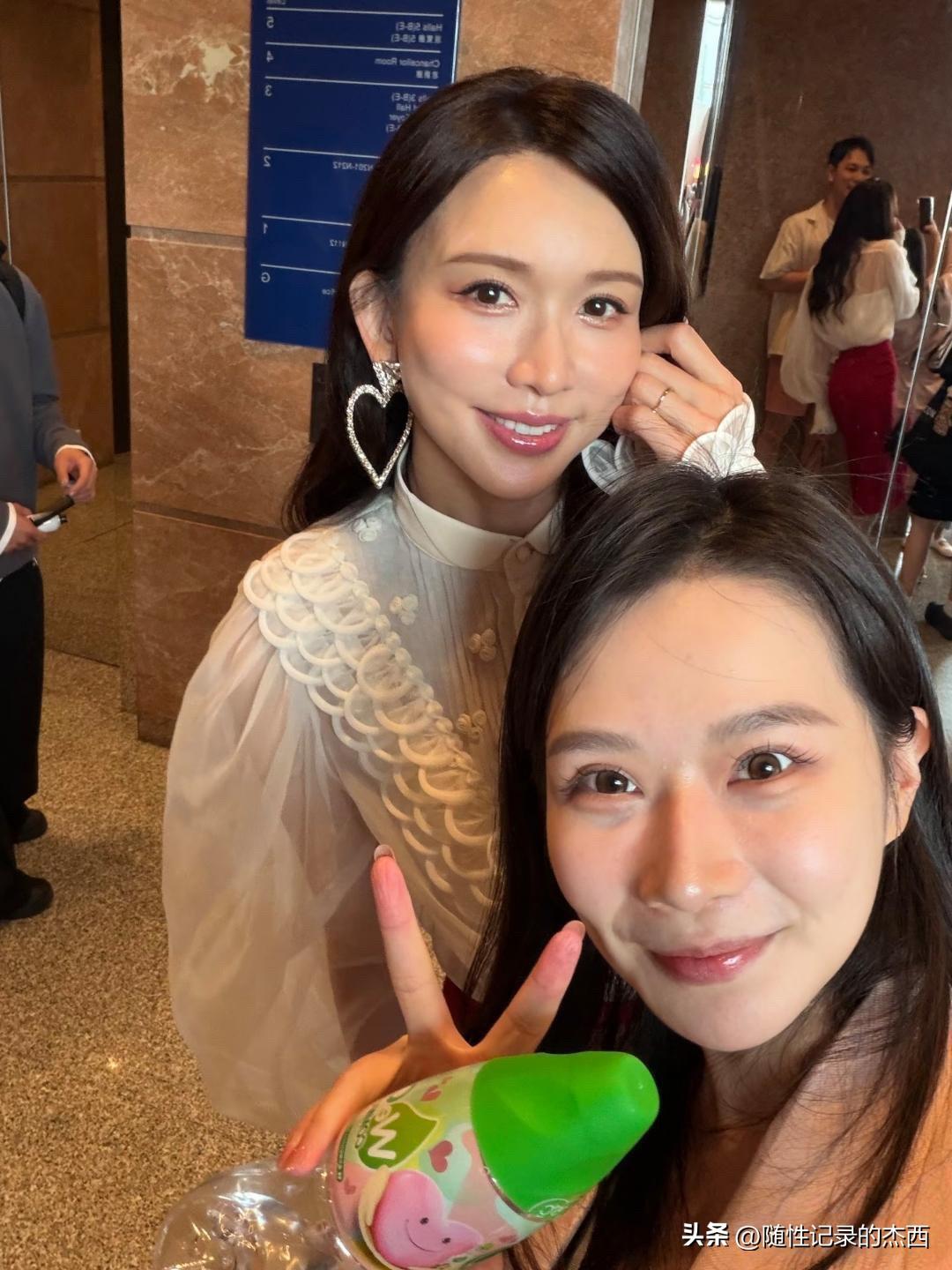 52岁的林志玲太会保养了，完全看不出是这个年龄段的，看起来就像40岁的女人。
