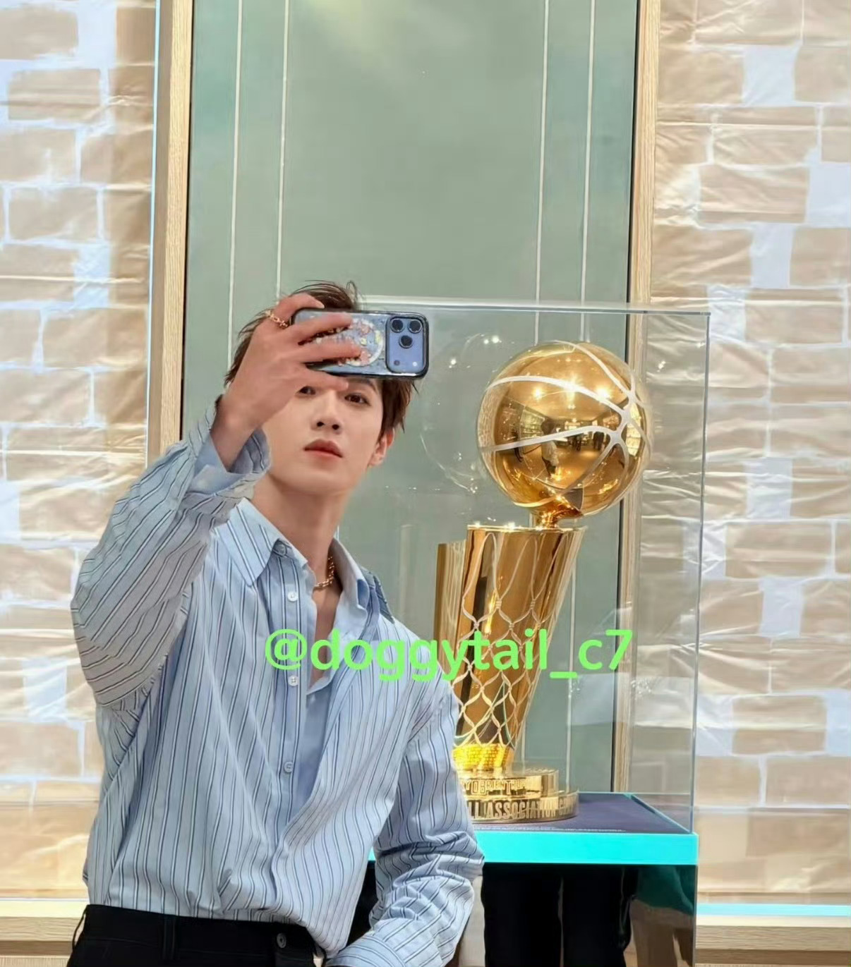 李昀锐和NBA奖杯合照二级篮球运动员李昀锐遇上总冠军奖杯，适配度直接拉满了！不过
