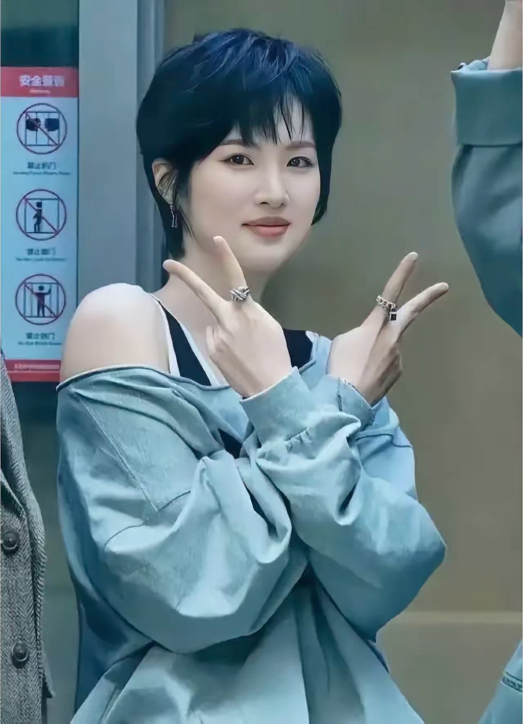 姚安娜果然是听劝的网友们都叫她不要在娱乐圈混了，好好回来在华为找个工位上班，她不