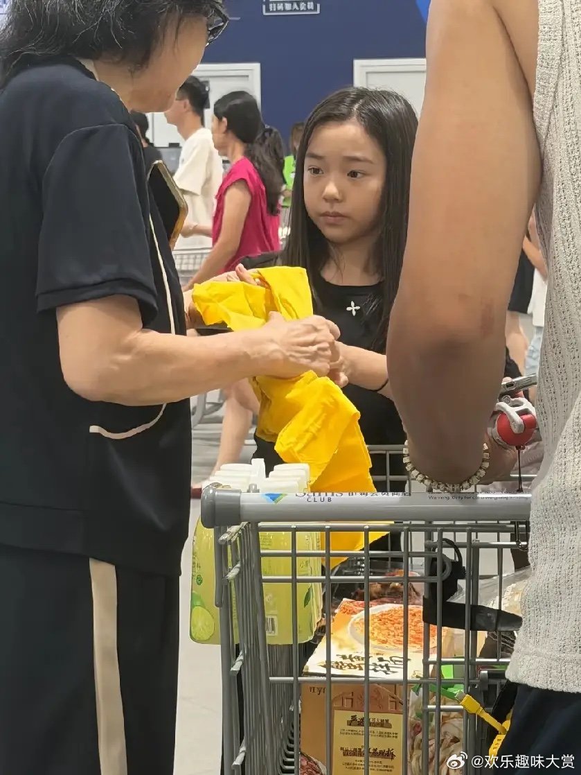 爸爸和奶奶带小酒窝逛山姆爸爸和奶奶带小酒窝逛超市爸爸和奶奶带小酒窝逛山姆，这种周