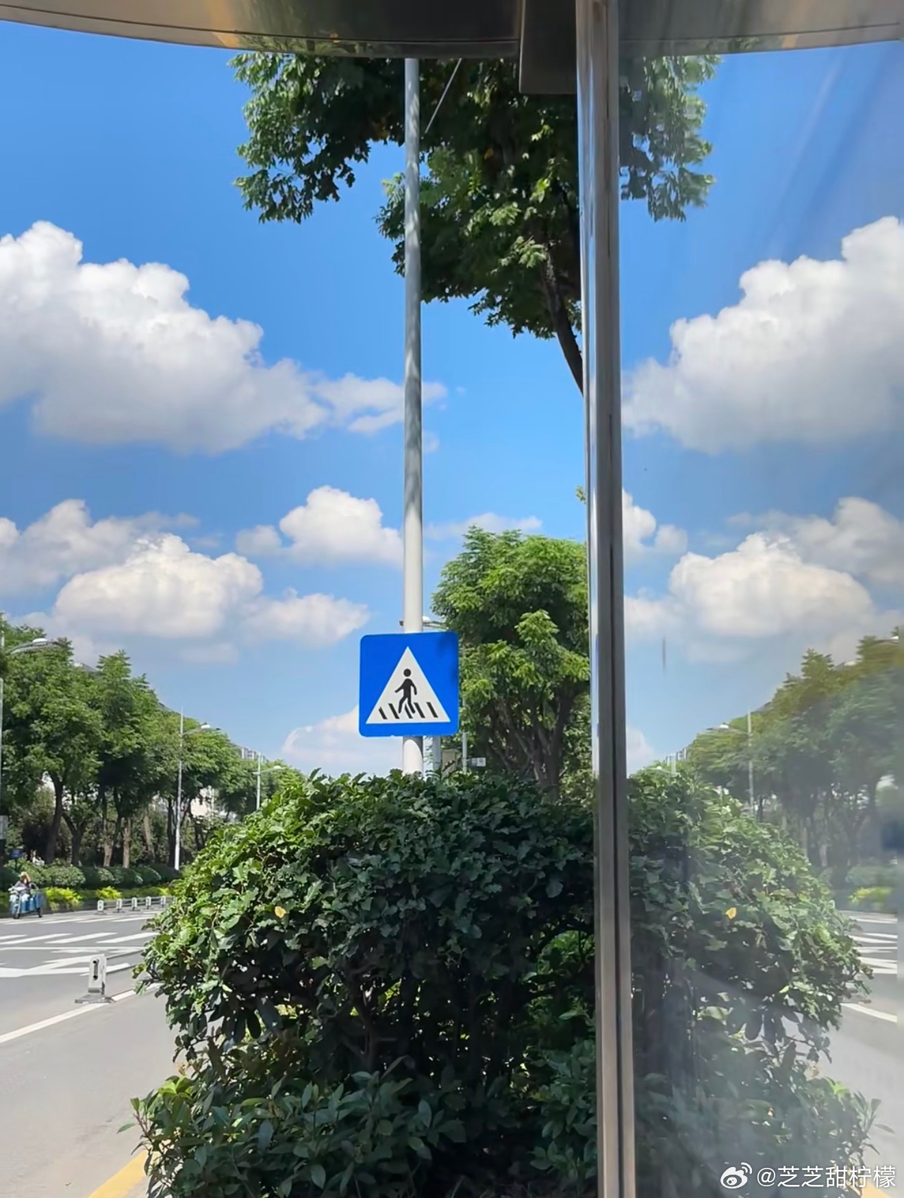 爷爷不泡茶柠檬奶南方一入梅雨季，天气又闷又潮的。出门逛街浑身黏糊糊，整个人都提不