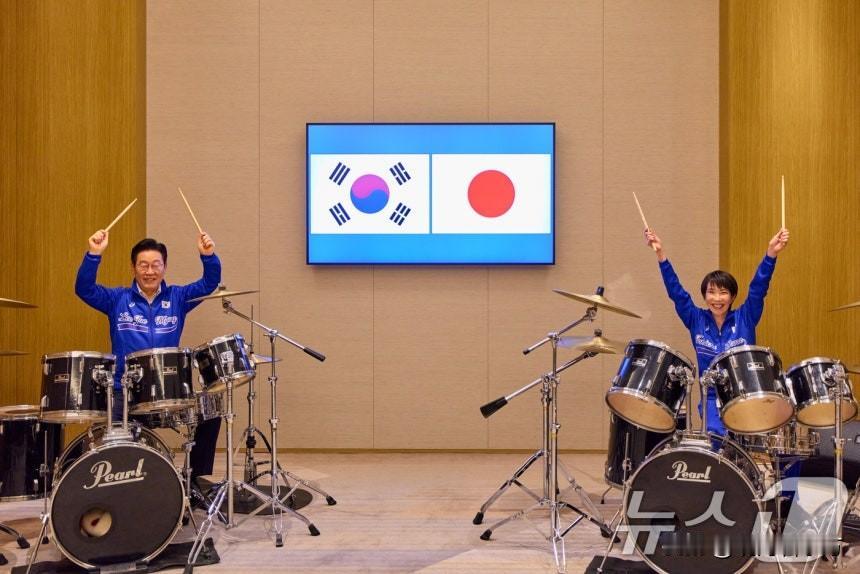 【日本首相高市早苗向来访的韩国总统李在明赠送架子鼓，并共同表演防弹少年团歌曲】青
