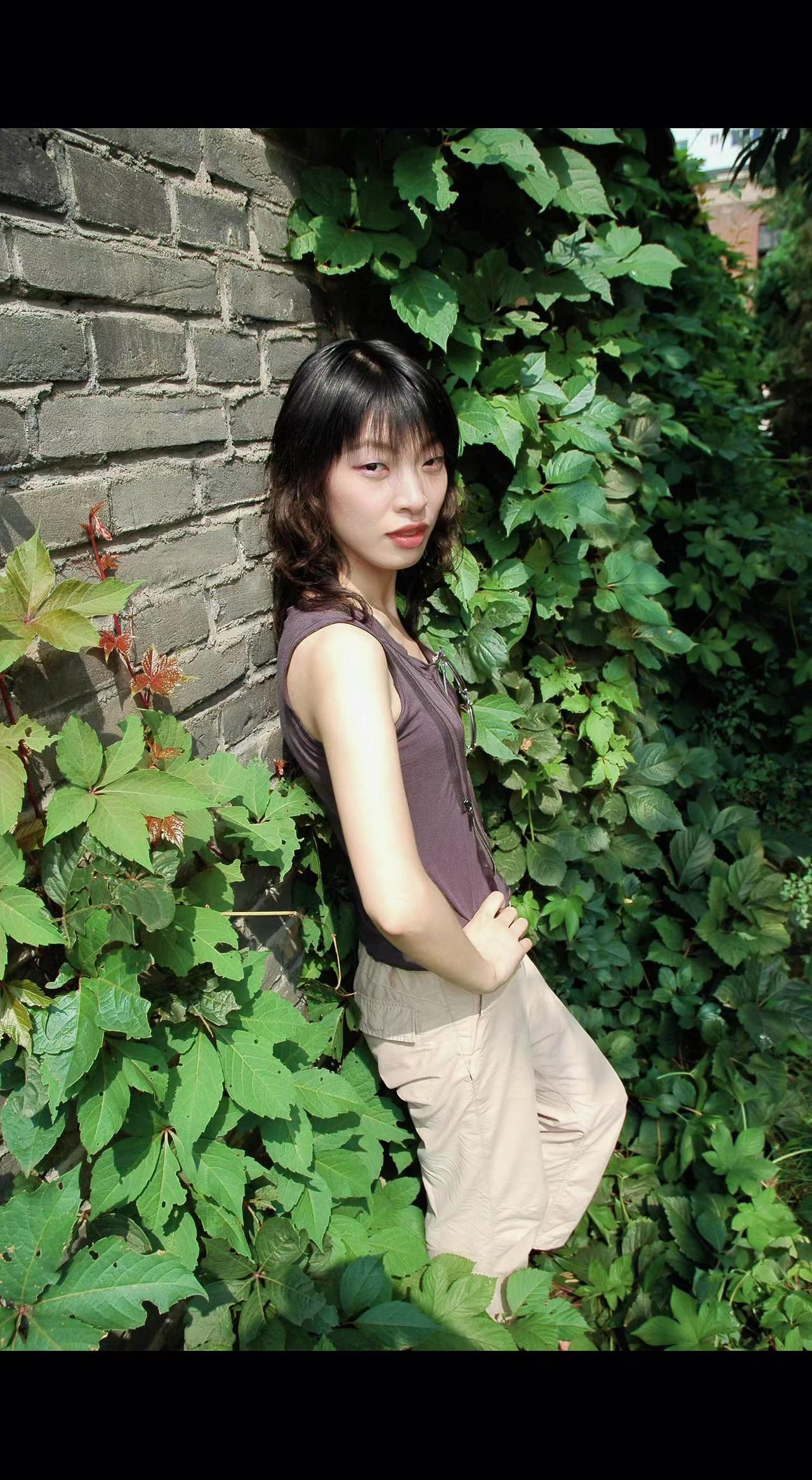 🌿老墙爬满绿藤，像时光写的诗📜。她往那儿一站，夏天就有了形状✨。