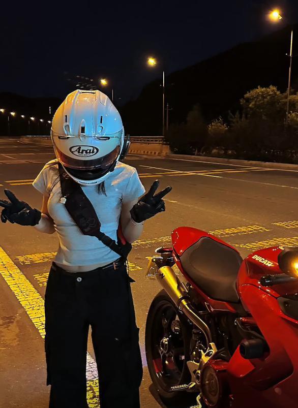 吴宜泽和他的姐姐及女友
一、姐姐：又美又飒的机车酷姐（公开信息）
身份：亲姐姐（