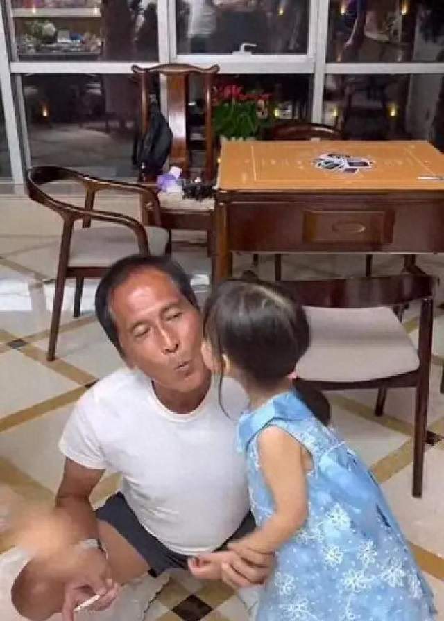 66岁齐秦现状：不敢老，楼上百岁母亲，楼下三个孩子，走路费劲