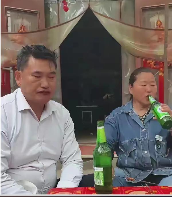 咱今天来讲讲大衣哥的那些事儿。大衣哥最近感觉自己老了，那演出的机会是越来越少，演