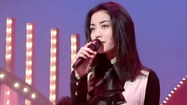盆栽演唱会一唱，王菲三十年前的这首《季候风》又翻红了。
