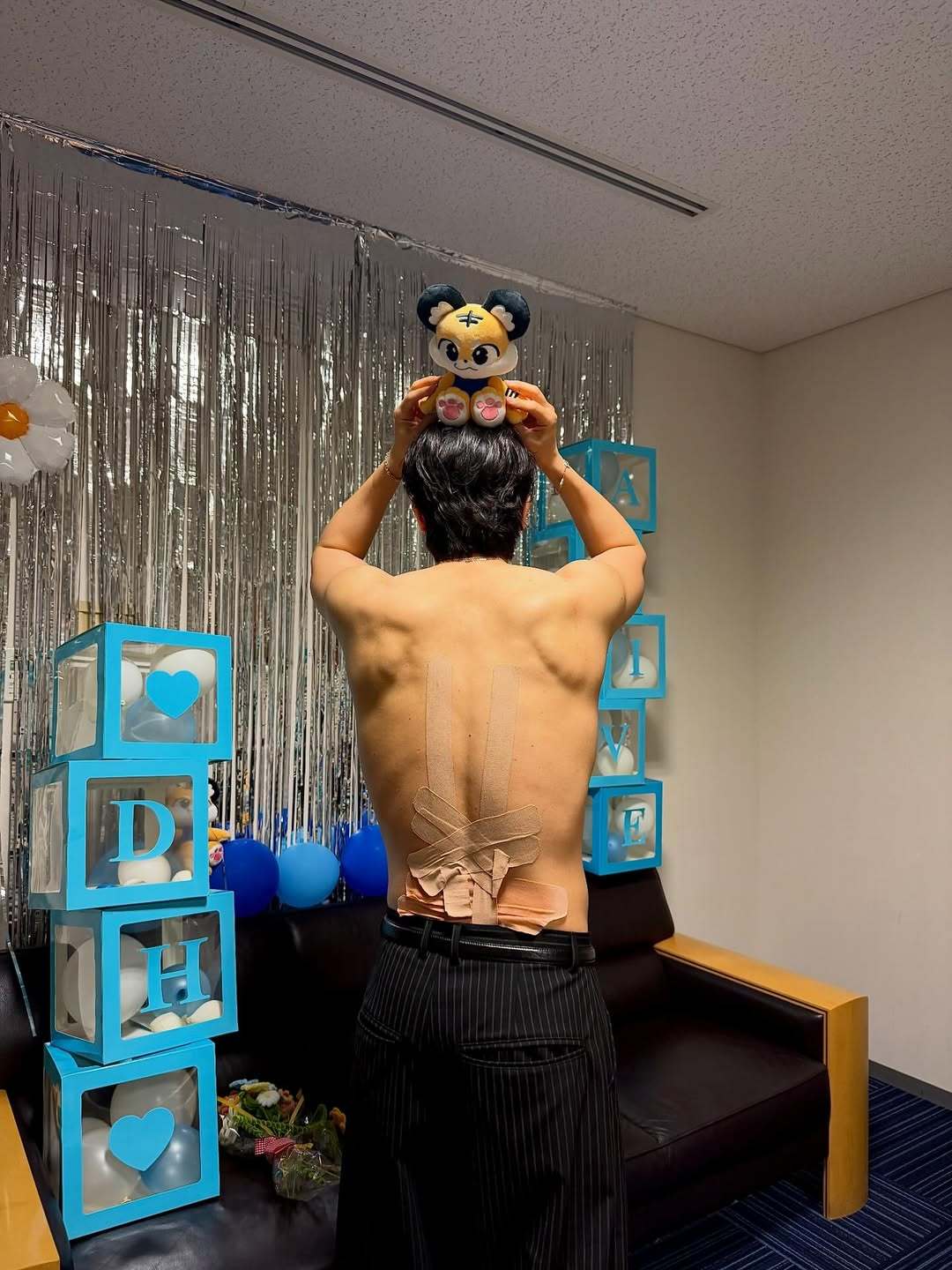 “CB百蓝_。260723李东海 IG更新：TOKYO ALIVE 😎🐯💙