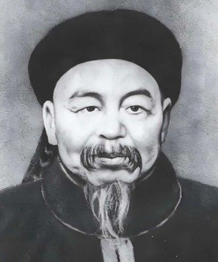 咸丰九年，永州镇二品总兵樊燮拜访左宗棠，见面只拱手行礼，没有下跪叩拜。左宗棠当场