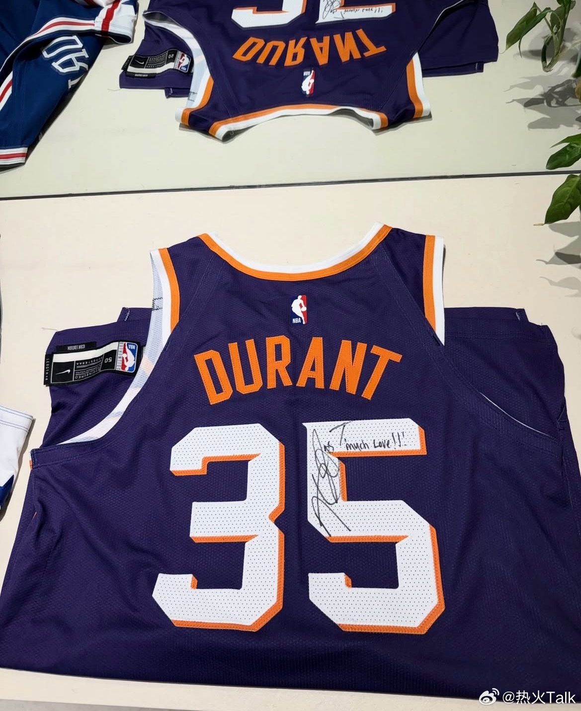 希罗和杜兰特吵完架后发了一张杜兰特亲签球衣的照片，场上的beef就留在场上吧，球