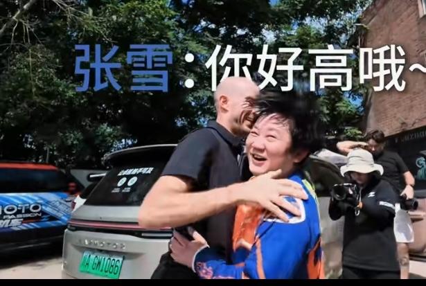8月16日，WSBK六冠王车手德比斯来到重庆，与张雪机车创始人张雪完成二人在中国