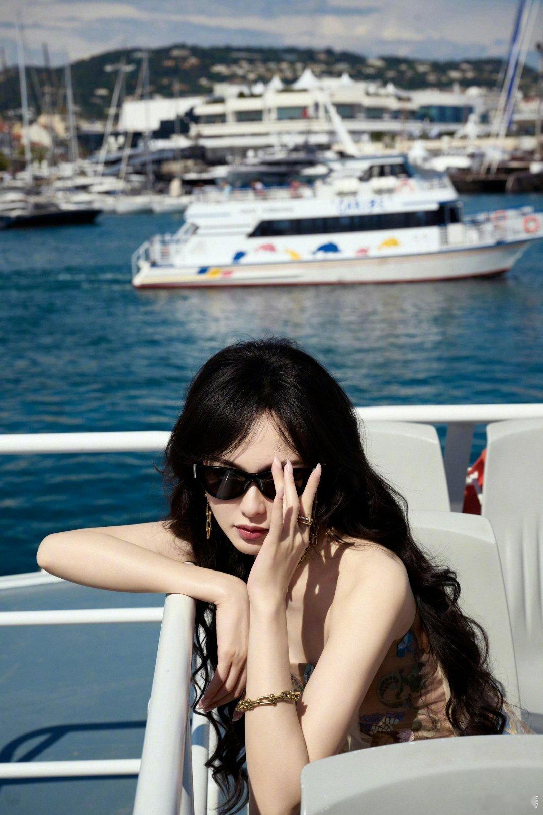 这姐走御姐风绝了！ 美出高级感 唐嫣戛纳之旅 