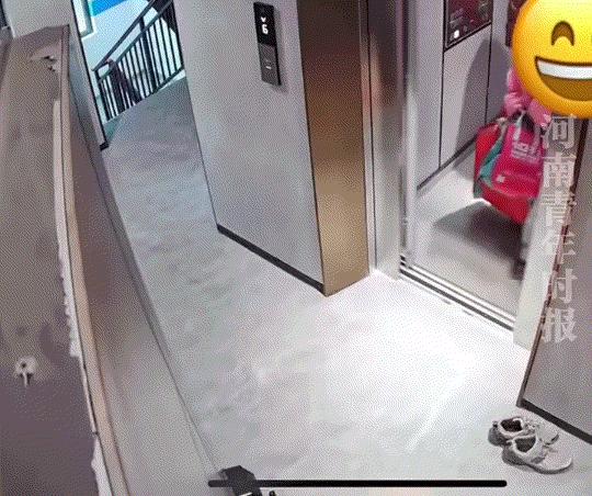 河南，一对夫妻春节时去外面玩了两天，谁知，等返程回到家门口，却发现家里进户门是敞