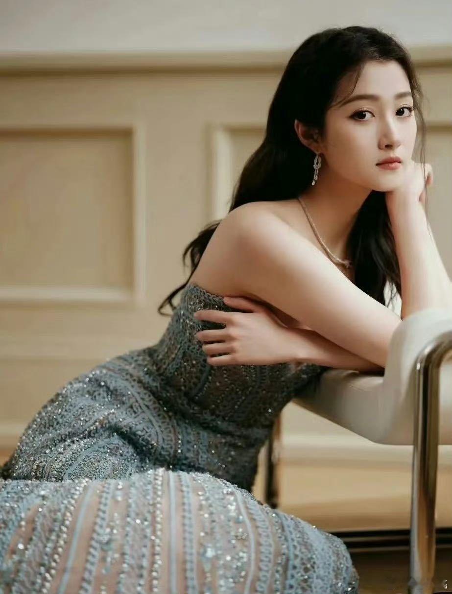 关晓彤红秀穿了5套高定 红秀审美真的狠狠在线✨精准拿捏关晓彤自身优势，高定礼服搭