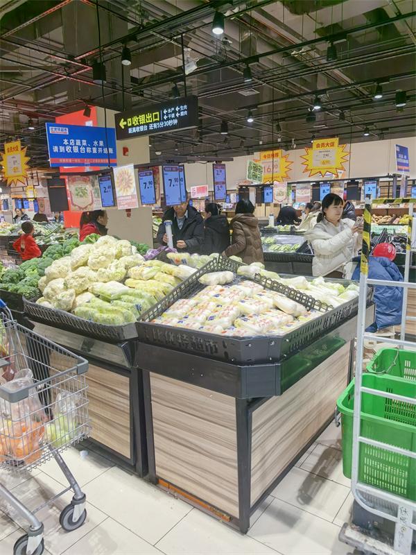 没想到哈尔滨近期的菜价这么亲民，不少市民都在菜市场和生鲜店之间来回对比，到底去哪