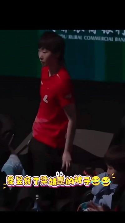 笑不活了，无人在意的角落，王曼昱闹了个大笑话

王曼昱可能拿错了大胖的裤子，团队