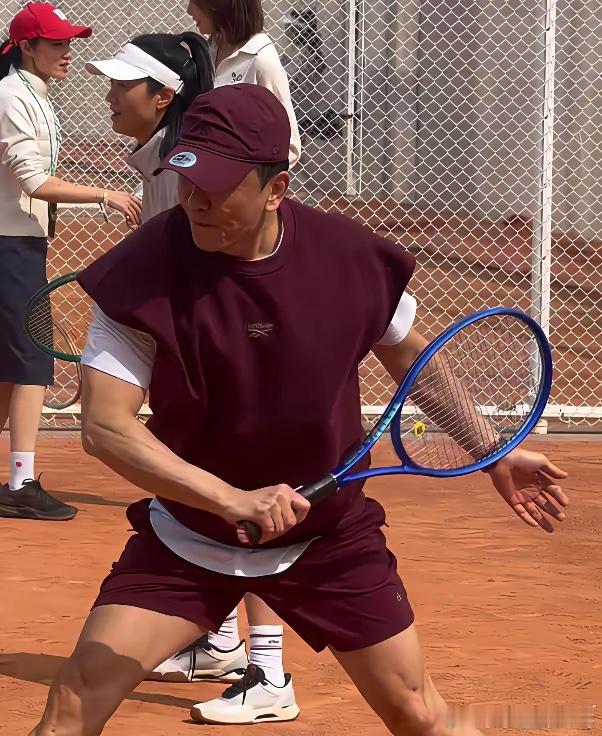 毛宁这状态太吓人了！穿酒红色运动服和瞿颖、亚宁打网球，身材板正得像个小伙子，胸肌