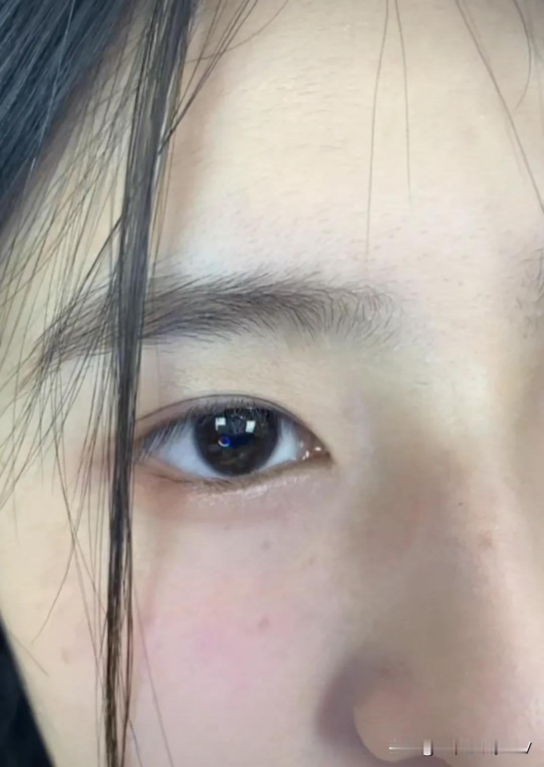这样算不算含情脉脉？
眼睛虽然不大，但是眼里有光！
看起来很有灵气