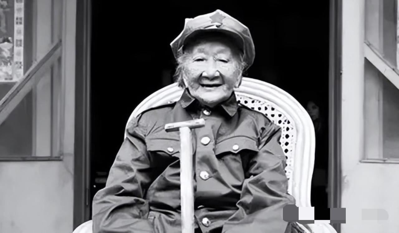 没想到这位拄着拐杖、穿复刻红军装的慈祥老人，曾是统领上千女兵的西路军妇女抗日先锋