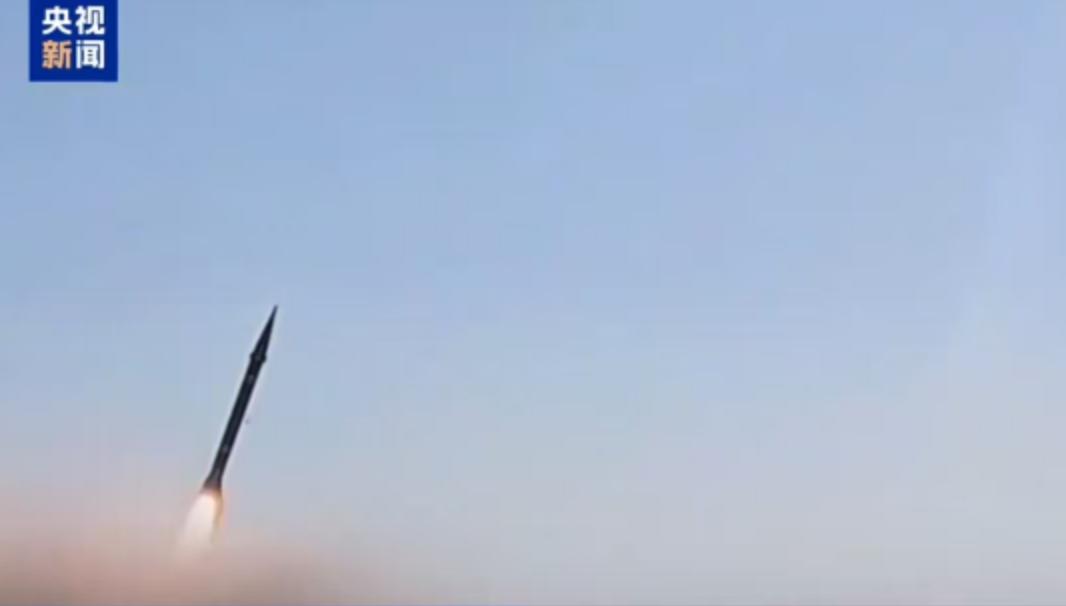 中东的棋局，再次被一枚枚呼啸升空的导弹打破平静。
当地时间6日上午，没有太多预兆