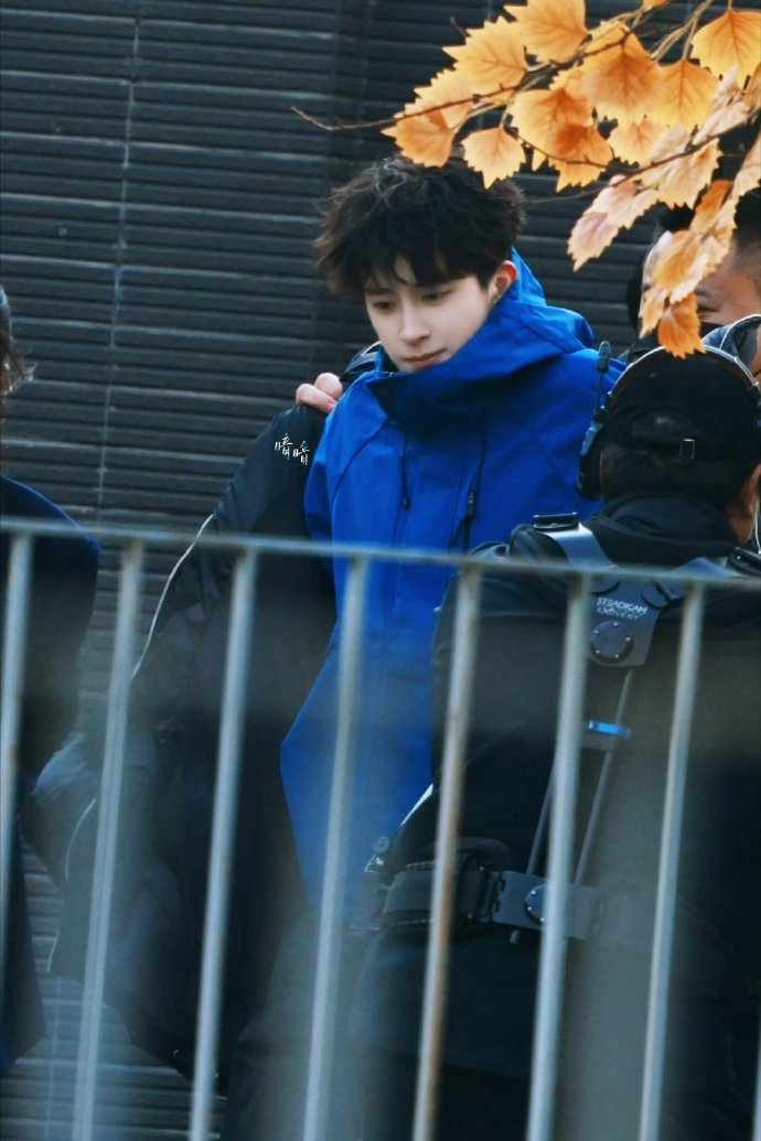 敖瑞鹏不二之臣冲锋衣今天不当岑总，今天当学长敖瑞鹏蓝色冲锋衣路透 熬瑞鹏