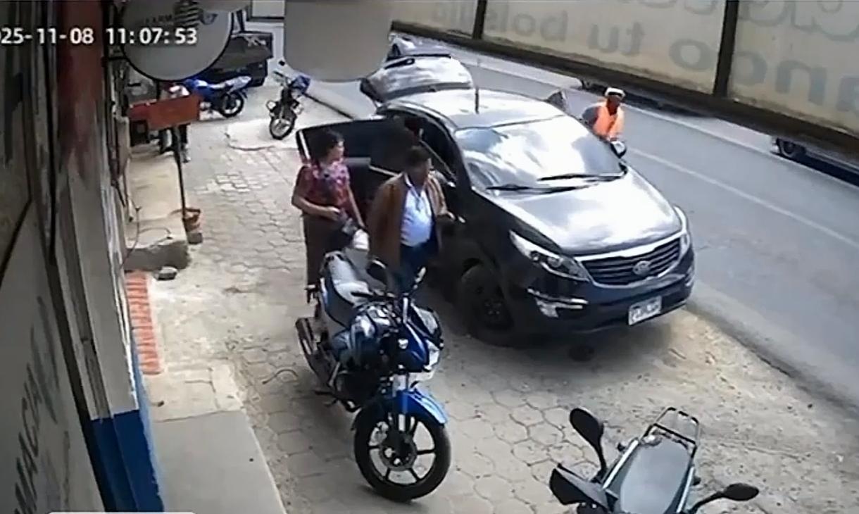 太惨烈了，危地马拉一商人遭恐怖分子袭击，身中数十枪，当场毙命。
我们从视频中能够