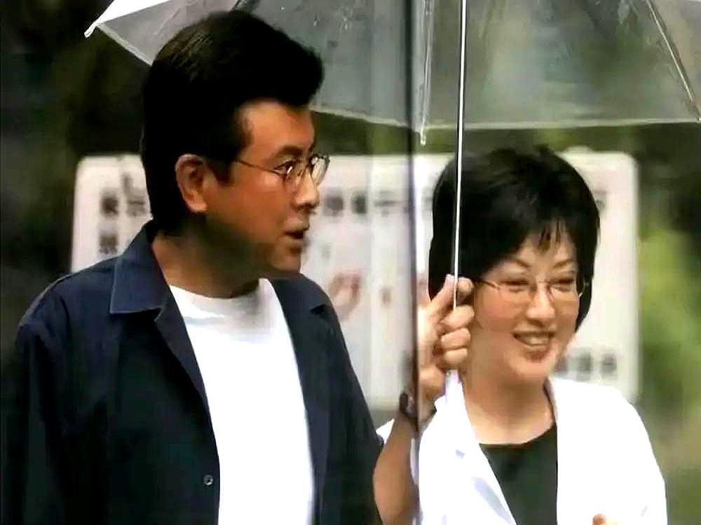 山口百惠一家出门，夫妻俩走前面，两个儿子远远跟在十米外，假装互不认识。
 
这种