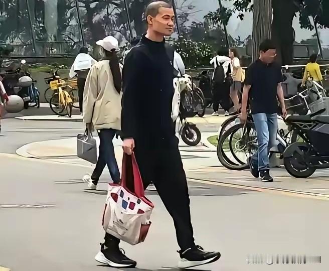 “新五毒”。
有说，影响青少年的“新五毒”是指1手机、2短视频、3游戏、4外卖、
