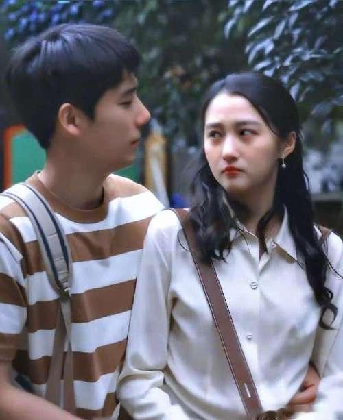 王安宇在杨天真的播客节目中正面辟谣与关晓彤的恋情绯闻。二人因合作《小巷人家》饰演
