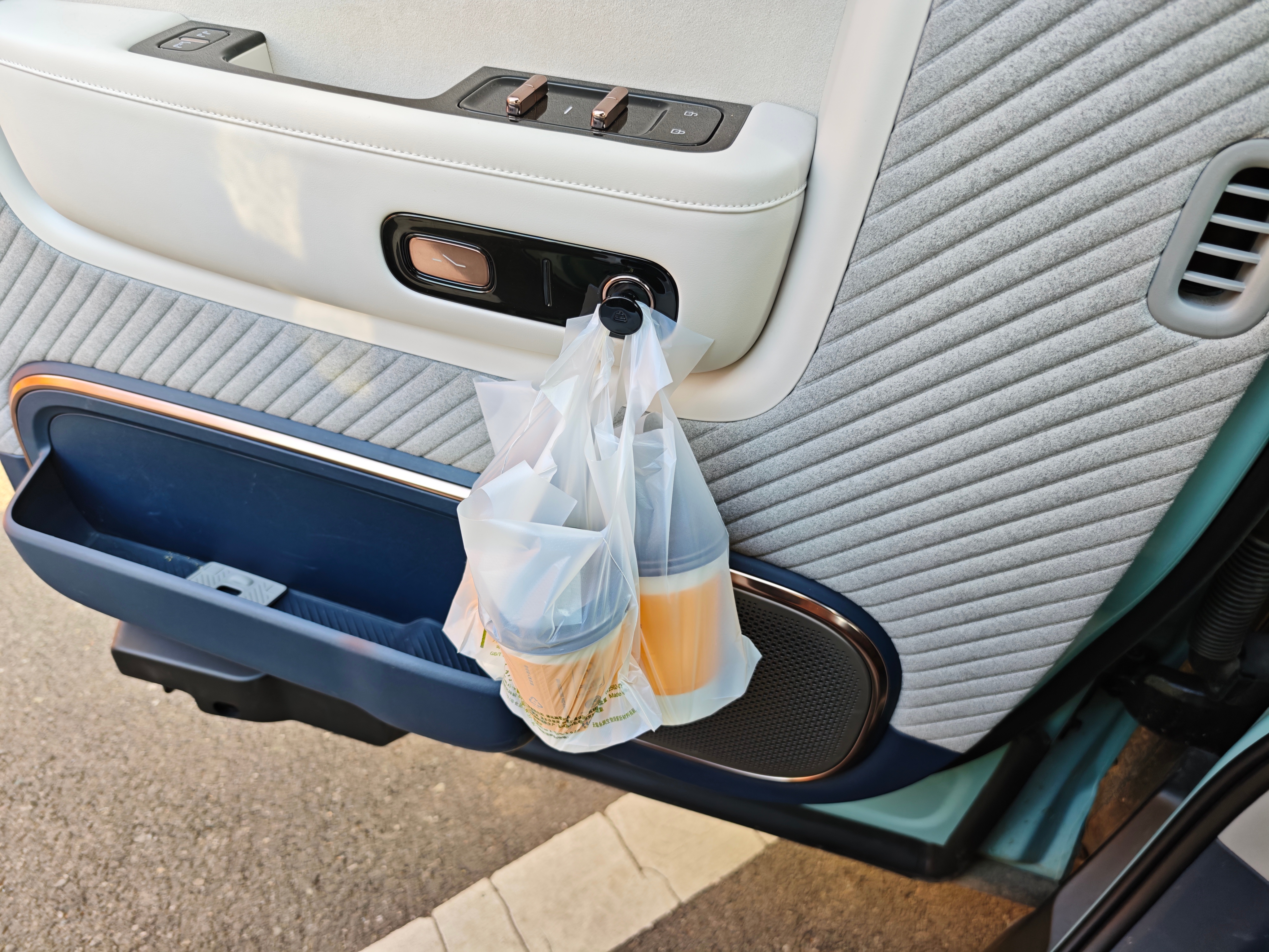 现在发现后备厢挂钩的实用性完全不如前排呀我的MIX前排有三个挂钩给团队买早餐可太