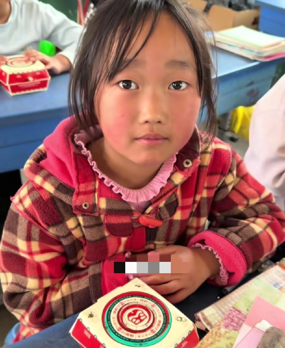 教室里，一群学生正在吃热乎的汉堡，一个小女孩却把汉堡放着不吃，老师知道原因后，瞬