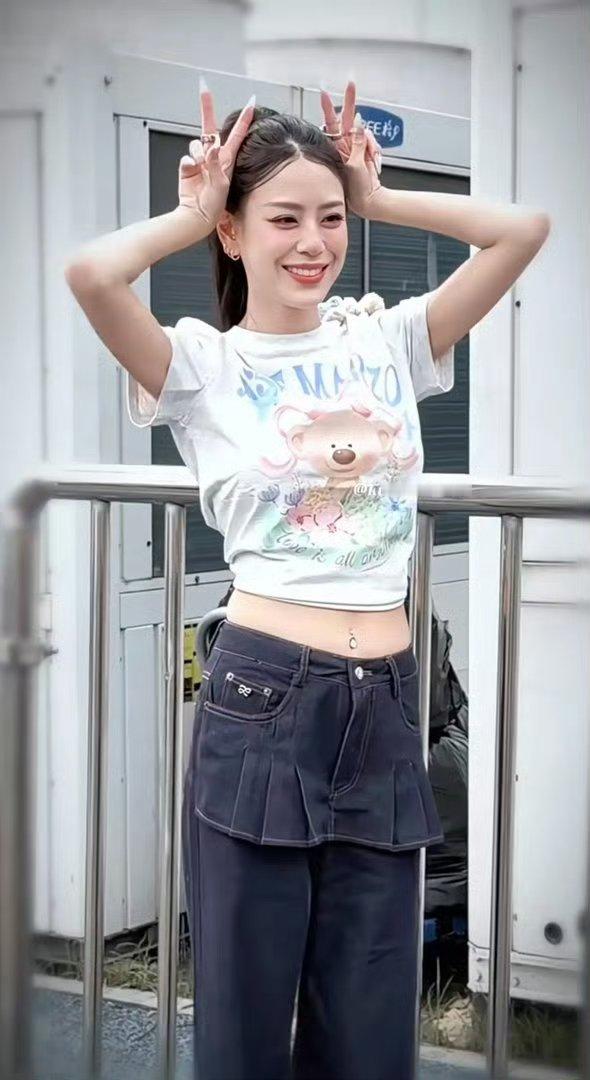 江语晨脐钉 温柔只是表象，江语晨才是隐藏穿孔爱好者，脐钉亮相机场，解锁不一样的酷
