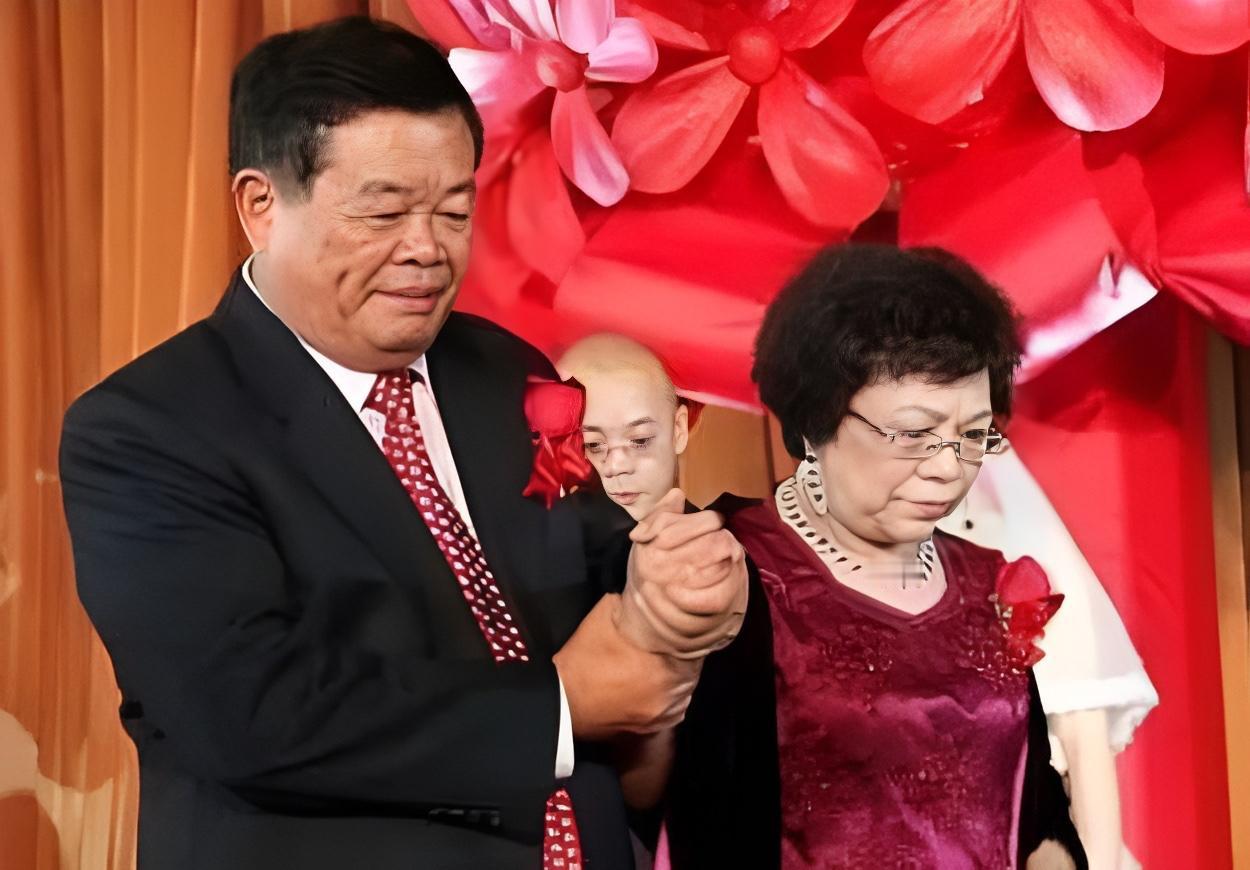 玻璃大王曹德旺夫人陈凤英一直是他的坚强后盾，两人是通过相亲方式相识的，陈凤英虽然