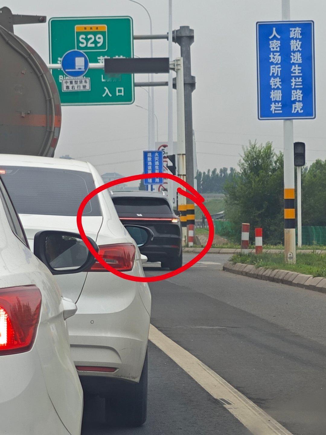 应急车道，没有车牌