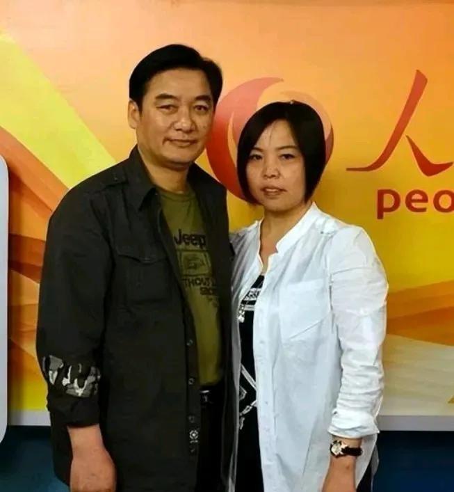 1985年，安徽21岁战士壮烈牺牲，战友方海鹰放弃上军校，替他尽孝，父母感动得泪