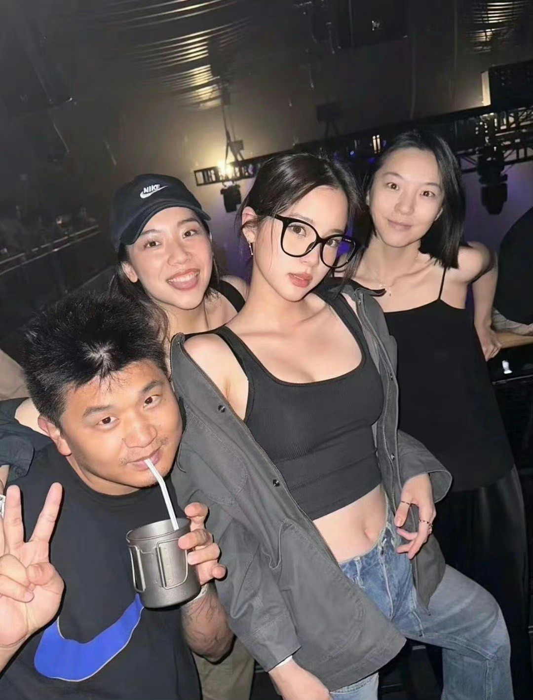 欧阳娜娜[心][心]夜店小女孩👀真大 ​​​