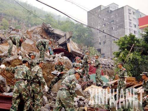 重庆彭水突发山体垮塌！10人成功获救，天灾面前最暖是人心
 
极端地质灾害的突袭