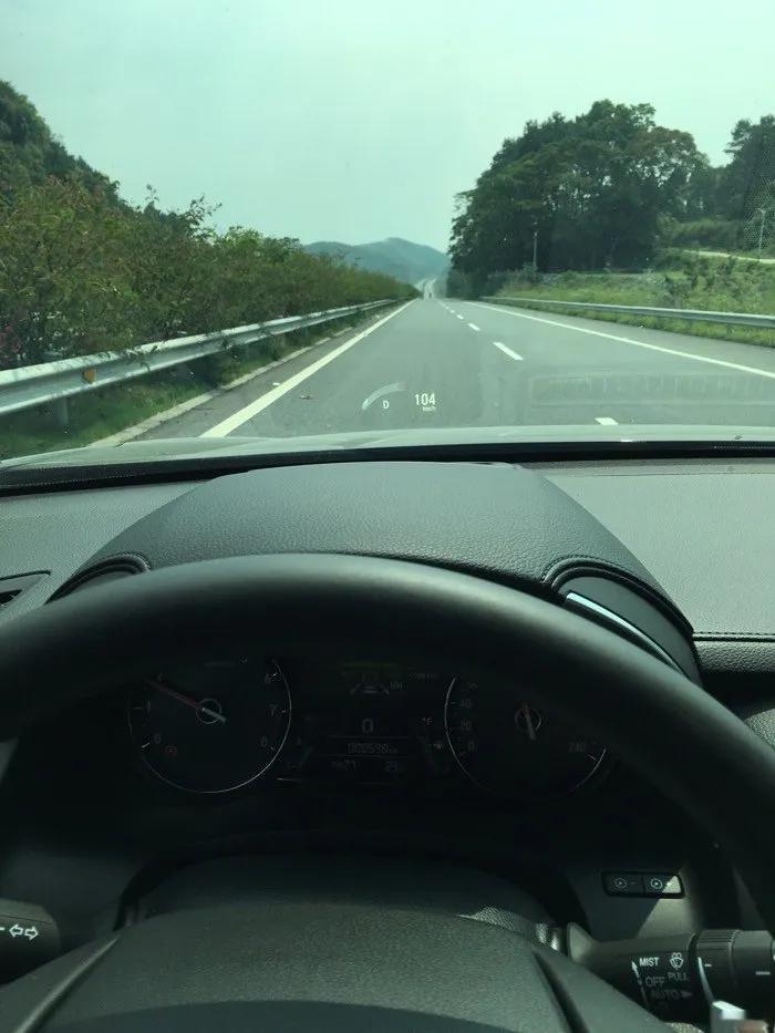 经常跑高速的老司机，为什么喜欢开100km/h，有三点原因：

1. 开100k