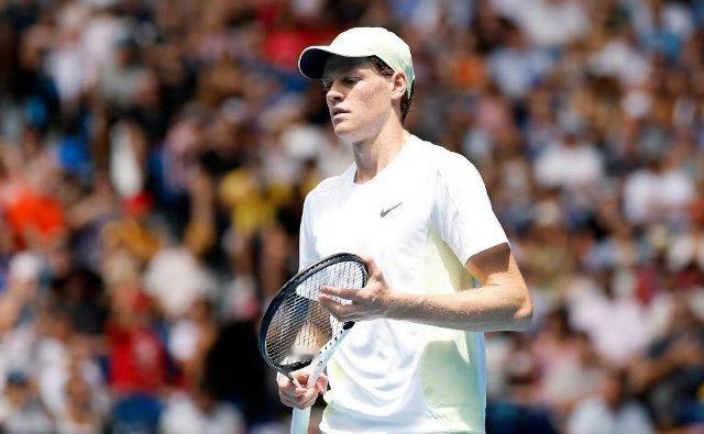 鲁内1-1辛纳！  男单第四轮，鲁内在第二盘第八局实现关键破发，随后以6-3扳回