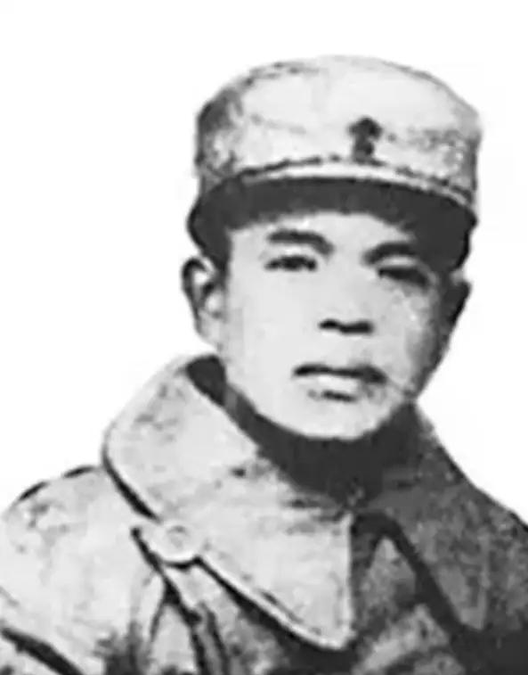 1950年，肖华调京赴任途中，忽见一卖烟小贩，脸色骤变：这不正是当年杀害黄骅的凶
