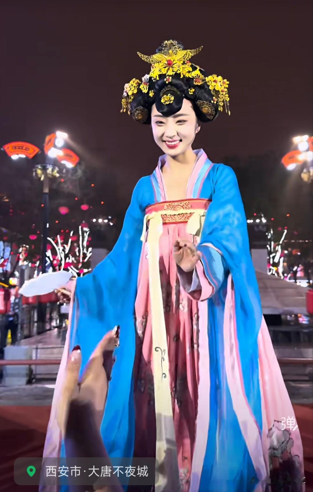 西安，一直被模仿，从未被超越！
刷视频，刷到好些个不倒翁小姐姐表演，是不同地方的