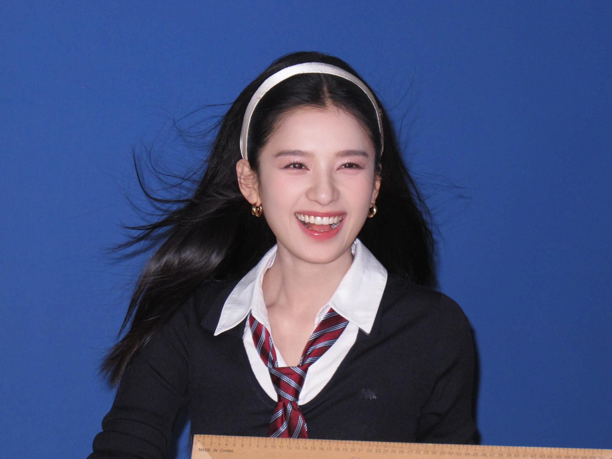 张婧仪 可盐可甜，戴上黑框眼镜是安静知性的模样，开怀大笑时又满是少女的鲜活感。不