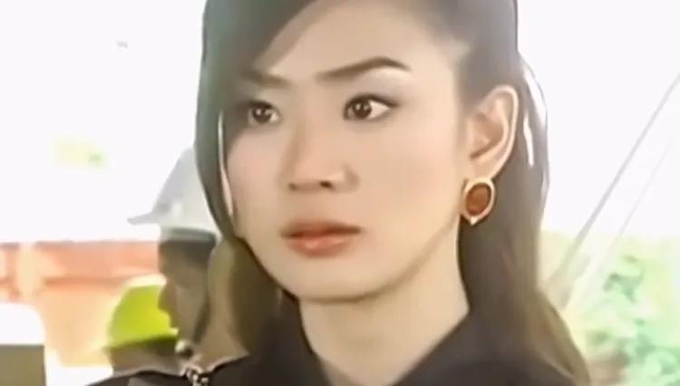 近日，45岁的台湾女演员洪小铃宣布了自己的恋情，她与昔日的偶像剧荧幕搭档张天霖成
